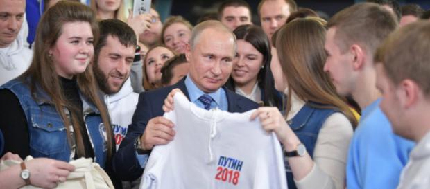 Putin seria alvo de manipulações dos EUA para não se reeleger nas próximas eleições da Rússia. Putin seria alvo de manipulações dos EUA para não se reeleger nas próximas eleições da Rússia.