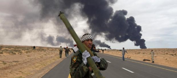 Rebel cu un lansator de rachete portabil, în timpul luptelor din Siria din anul 2011 - Foto: www.rt.com (© Asmaa Waguih / Reuters) Rebel cu un lansator de rachete portabil, în timpul luptelor din Siria din anul 2011 - Foto: www.rt.com (© Asmaa Waguih / Reuters)