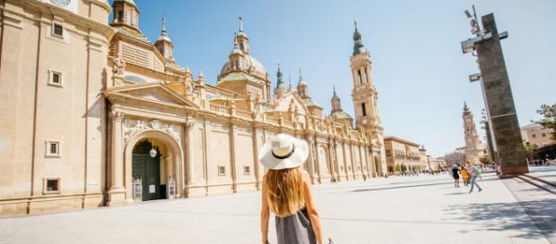 Zaragoza es una ciudad moderna Zaragoza es una ciudad moderna