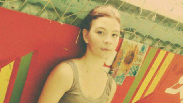 Lascia la sua creatura a morire di fame e di sete