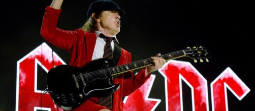 Il leader degli AC/DC, Angus Young (Foto - nme.com)