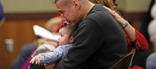 Ashston Matheny, segurando sua filha, não conseguiu se controlar Ashston Matheny, segurando sua filha, não conseguiu se controlar