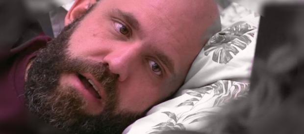 Caruso conversa no quarto tropical do "BBB18". (Reprodução/GloboPlay) Caruso conversa no quarto tropical do "BBB18". (Reprodução/GloboPlay)