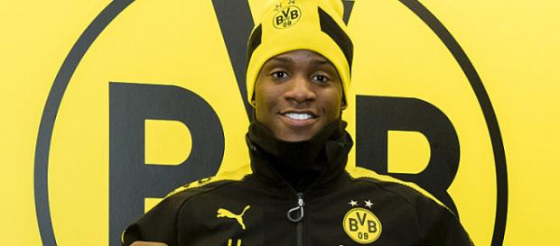 Der Neu-Dortmunder Batshuayi bei der Präsentation (Quelle: kicker.de) Der Neu-Dortmunder Batshuayi bei der Präsentation (Quelle: kicker.de)