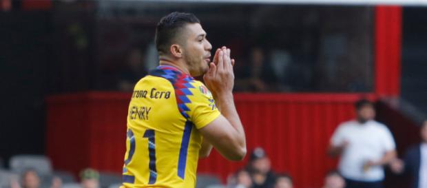 El delantero mexicano se lució con un Hat-trick con las Águilas. El delantero mexicano se lució con un Hat-trick con las Águilas.