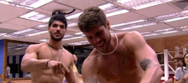 Internautas comentam elogio de Breno ao bumbum de Lucas Internautas comentam elogio de Breno ao bumbum de Lucas