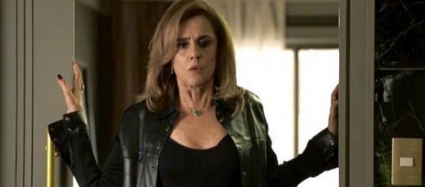 Sophia esquecerá a mão de cadáver para fora da cova em O Outro Lado do Paraíso (Foto: TV Globo) Sophia esquecerá a mão de cadáver para fora da cova em O Outro Lado do Paraíso (Foto: TV Globo)