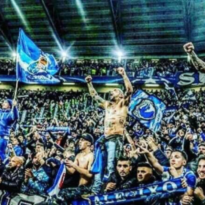 Les ultras du FC Porto en nombre au Juventus Stadium