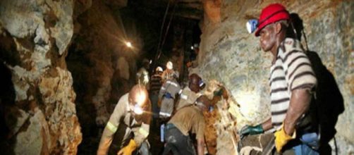 955 mineros sudafricanos rescatados, atrapados bajo tierra por más de 24 horas