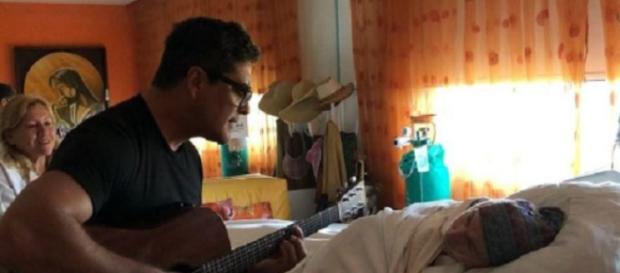 Juno canta para a sogra, mãe de Xuxa Juno canta para a sogra, mãe de Xuxa