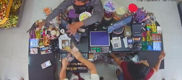 Vídeo mostra agente penitenciário matando ladrão durante assalto no DF Vídeo mostra agente penitenciário matando ladrão durante assalto no DF