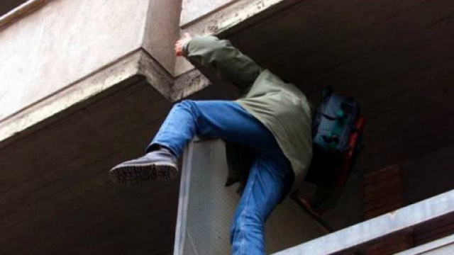 Brescia, scala palazzo per rincasare: scambiato per ladro