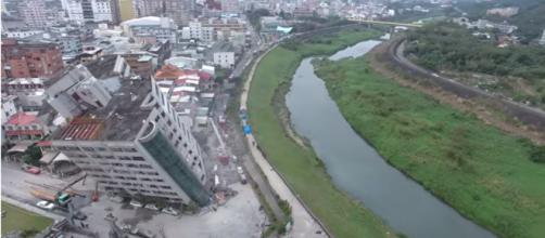 A building in Huailen leans dangerously on its side -- YouTube/雲門翠堤