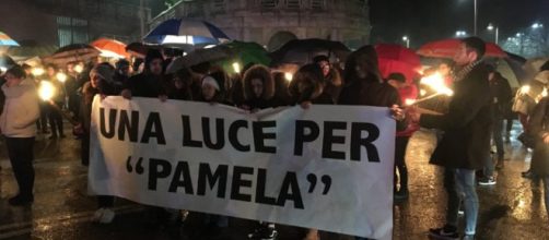 Ieri sera a Macerata c'è stata una fiaccolata per Pamela Mastropietro. In prima fila la mamma e il papà.