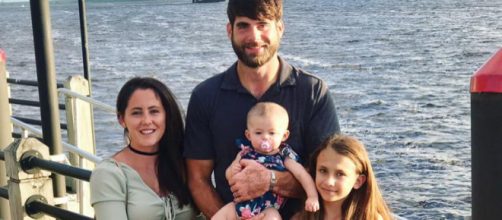 Jenelle Evans poses with her husband and their kids. [Photo via Facebook]
