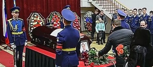 The impetuous farewell to Russian war hero Roman Filippov in his home town (screenshot)