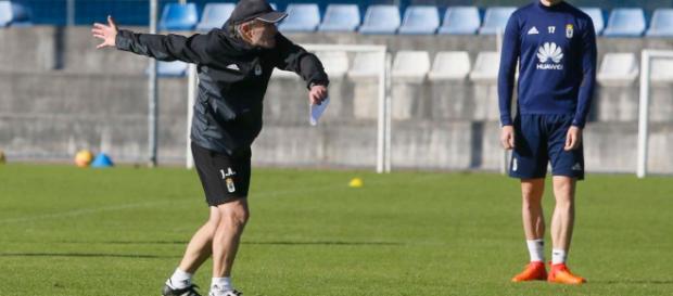 Anquela dando instrucciones en un entrenamiento del Real Oviedo. Foto: lavozdeasturias Anquela dando instrucciones en un entrenamiento del Real Oviedo. Foto: lavozdeasturias