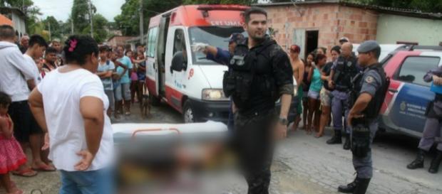 Criminoso é alvejado por delegado durante troca de tiros no bairro N. Senhora de Fátima Criminoso é alvejado por delegado durante troca de tiros no bairro N. Senhora de Fátima