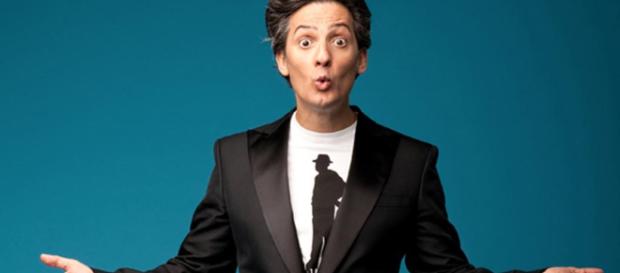 Fiorello invita Baglioni a fare un tour a luci rosse Fiorello invita Baglioni a fare un tour a luci rosse