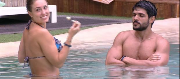 Jéssica e Lucas brincam na piscina. Jéssica e Lucas brincam na piscina.