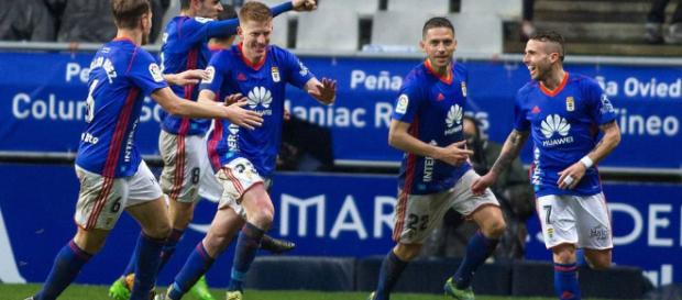 Los jugadores celebran el gol de Mossa Foto: lavozdeasturias.es Los jugadores celebran el gol de Mossa Foto: lavozdeasturias.es