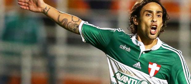 O meia é um ídolo da torcida alviverde O meia é um ídolo da torcida alviverde