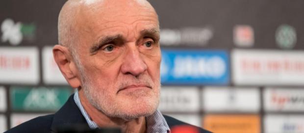Pidió discutir la regla y después de que fue desafiado por el presidente de Hannover, Martin Kind Pidió discutir la regla y después de que fue desafiado por el presidente de Hannover, Martin Kind
