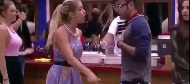 'Senta aqui, seu falso', será a frase hit do verão? (Foto G1). 'Senta aqui, seu falso', será a frase hit do verão? (Foto G1).