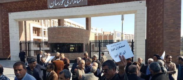The workers are protesting in front of Khuzistan province The workers are protesting in front of Khuzistan province