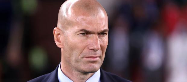 Zinedine Zidane parece tener un pie fuera Zinedine Zidane parece tener un pie fuera