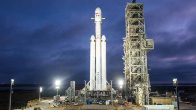 Il vettore Falcon Heavy sulla rampa