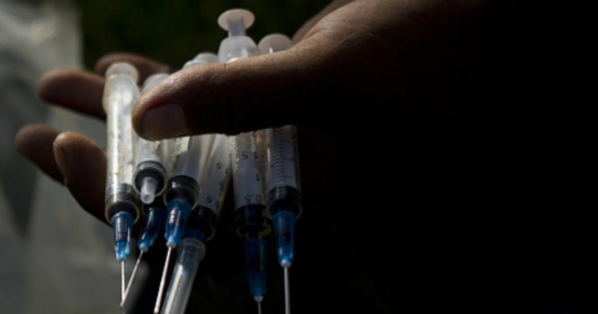 biohacker si inietta vaccino antiherpes in diretta Facebook