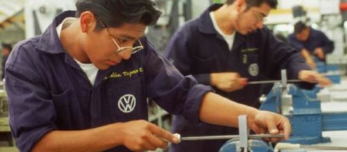 Germania, operai Volkswagen al lavoro