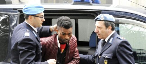 Il nigeriano Oseghale al momento dell'arresto
