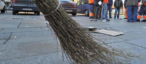 L'immigrato che tiene pulito le strade di Napoli per non chiedere l'elemosina.