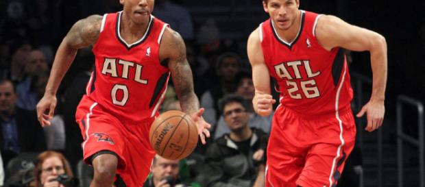 Bazemore lideró a los Hawks con 19 puntos Bazemore lideró a los Hawks con 19 puntos