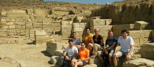 Estudiantes arqueólogos e historiadores ante su hallazgo en el yacimiento arqueológico de Los Bañales cumple un decenio de excavaciones Estudiantes arqueólogos e historiadores ante su hallazgo en el yacimiento arqueológico de Los Bañales cumple un decenio de excavaciones