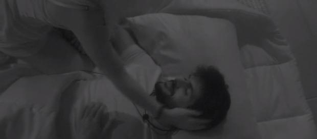 Jéssica beija Lucas antes de dormir (Captura de vídeo) Jéssica beija Lucas antes de dormir (Captura de vídeo)