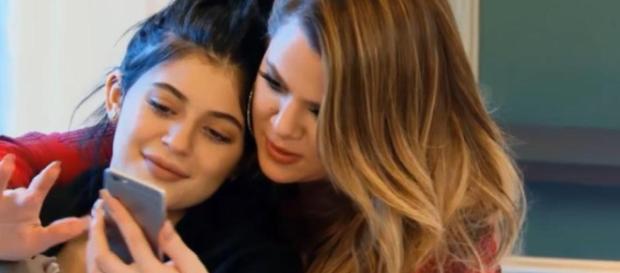 Kylie Jenner with her sister Khloe - screenshot Kylie Jenner with her sister Khloe - screenshot
