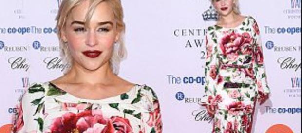 La actriz de 31 años cautivó con un precioso vestido color crema con un diseño de rosa rosa, con un dobladillo con volantes en forma de dama La actriz de 31 años cautivó con un precioso vestido color crema con un diseño de rosa rosa, con un dobladillo con volantes en forma de dama