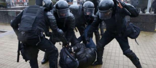 Más de 50 detenidos en redada de la policía contra una ONG en ... - com.ec Más de 50 detenidos en redada de la policía contra una ONG en ... - com.ec