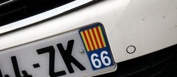 Matrícula de un vehículo del Rosellón, en Catalunya Nord (Sur de Francia), donde la senyera catalana forma parte de sus matrículas. Matrícula de un vehículo del Rosellón, en Catalunya Nord (Sur de Francia), donde la senyera catalana forma parte de sus matrículas.