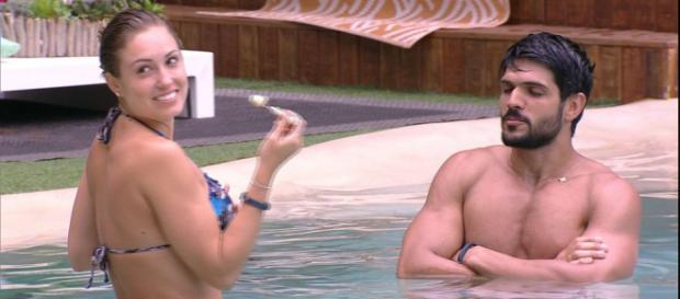 Mesmo com noiva aqui fora, Lucas é provocado por Jessica e ganha doce na boca no BBB18 Mesmo com noiva aqui fora, Lucas é provocado por Jessica e ganha doce na boca no BBB18