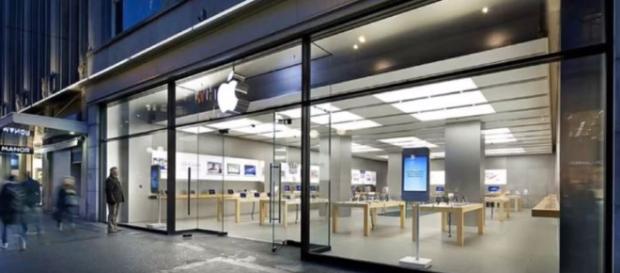 Smoking iPhone Battery Forces Apple Store Evacuation - Image credit - RandomTopicsWithHumor | YouTube Smoking iPhone Battery Forces Apple Store Evacuation - Image credit - RandomTopicsWithHumor | YouTube