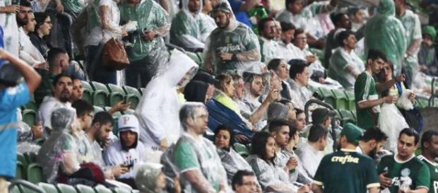 Torcedores reclamaram que tomaram chuva Torcedores reclamaram que tomaram chuva