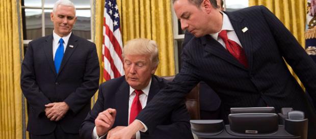 Trump firma orden ejecutiva para "aliviar las cargas" de la ... - Trump firma orden ejecutiva para "aliviar las cargas" de la ... -