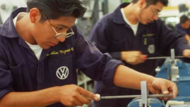 Germania, operai Volkswagen al lavoro