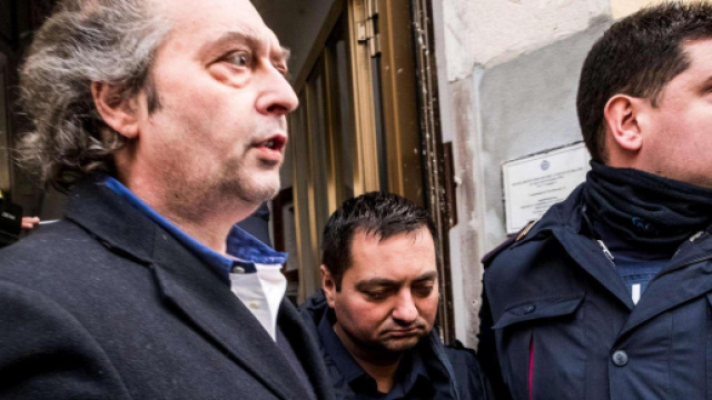 Il fermo del tramviere Alessandro Garlaschi (al centro) portato via dagli uomini della Squadra Mobile di Milano.