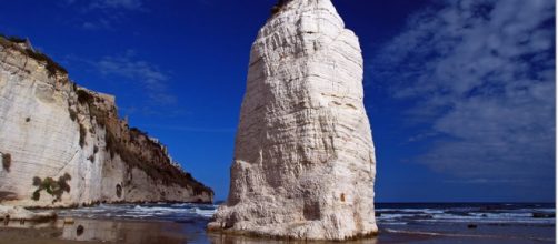 Il Pizzomunno, l'imponente monolite in pietra calcarea alto 25 metri.