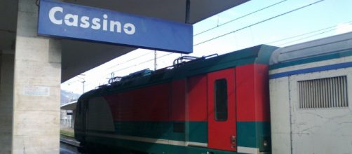 Treno in transito alla stazione di Cassino